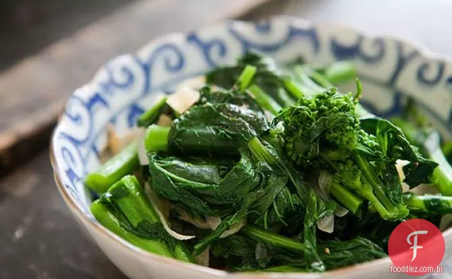 Rabe de brócolis com cebola caramelizada