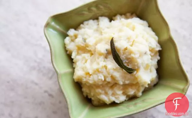 Purê de batatas com manteiga marrom, queijo de cabra e sálvia