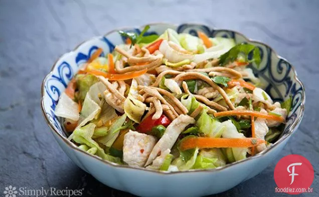 Salada de frango Chinesa fácil com macarrão Chow Mein
