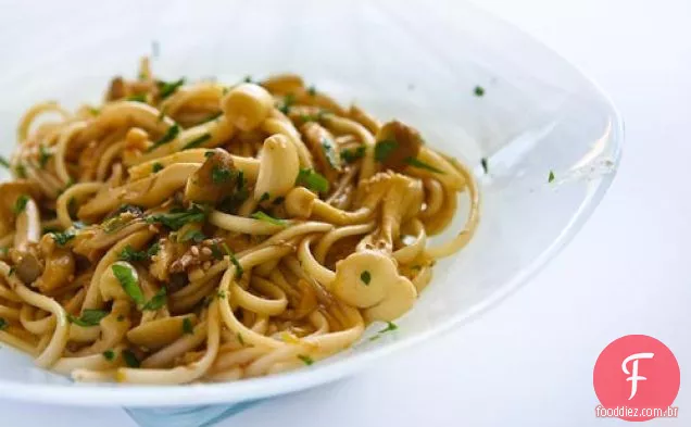 Macarrão com cogumelos e molho de gengibre com limão