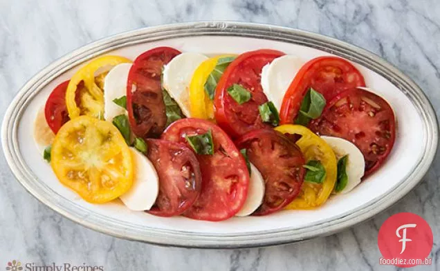 Salada Caprese com tomate, manjericão e mussarela