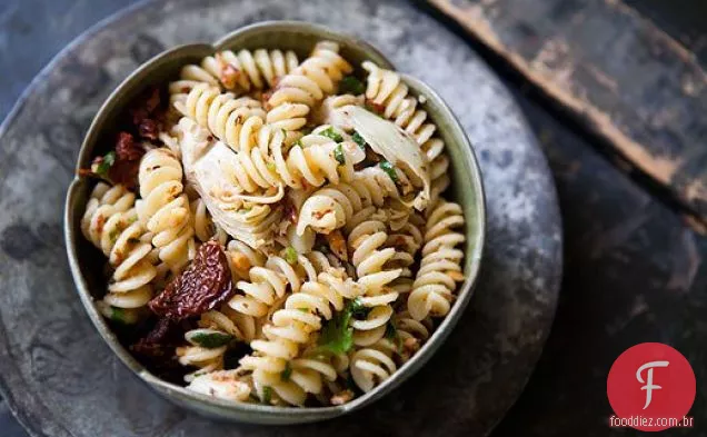 Macarrão com corações de alcachofra, tomates secos ao sol e amêndoas torradas