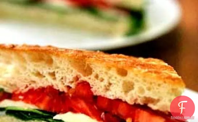 Rúcula, mussarela, tomate em Focaccia