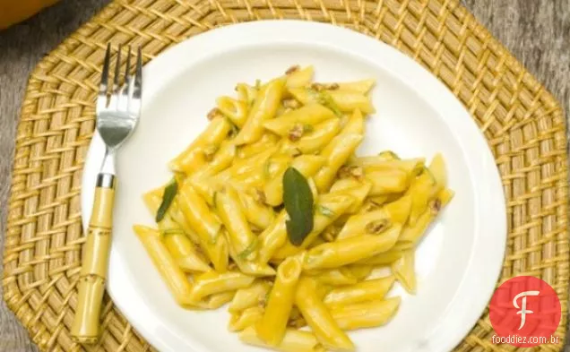 Penne De Abóbora Cremosa Com Sálvia Crocante E Nozes Torradas