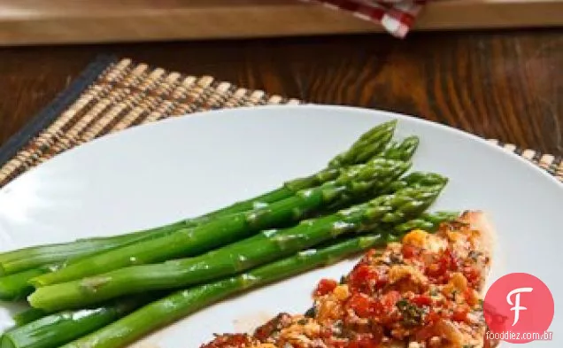 Bacalhau assado em molho de tomate e queijo Feta