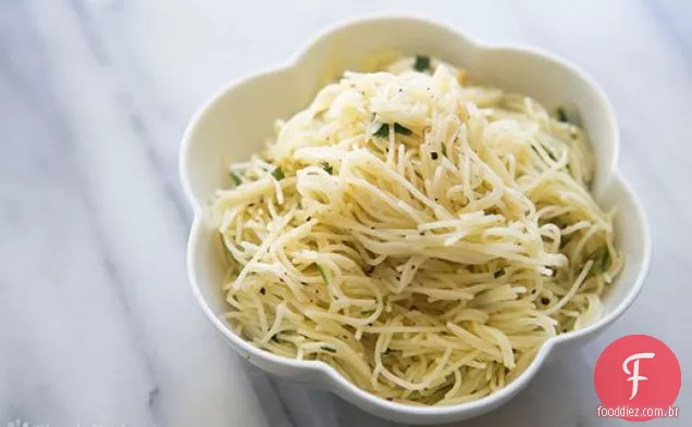 Massa de cabelo de anjo com alho, ervas e Parmesão