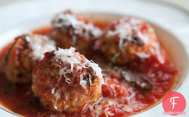 Almôndegas de salsicha com ricota em molho de tomate