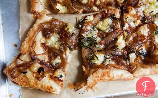 Torta de cebola caramelizada com Gorgonzola e Brie