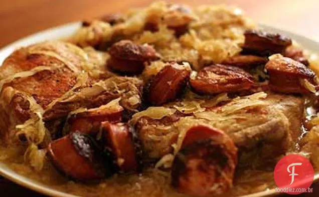 Costeletas de porco recheadas com Kielbasa e chucrute