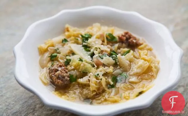 Salsicha italiana e ensopado de repolho