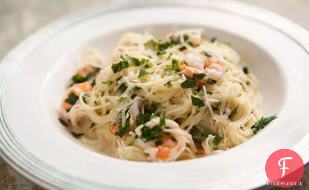 Macarrão de cabelo de anjo com camarão e molho de Creme De Limão parmesão