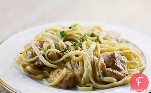 Macarrão de frango com tomilho-molho de Creme De Hortelã