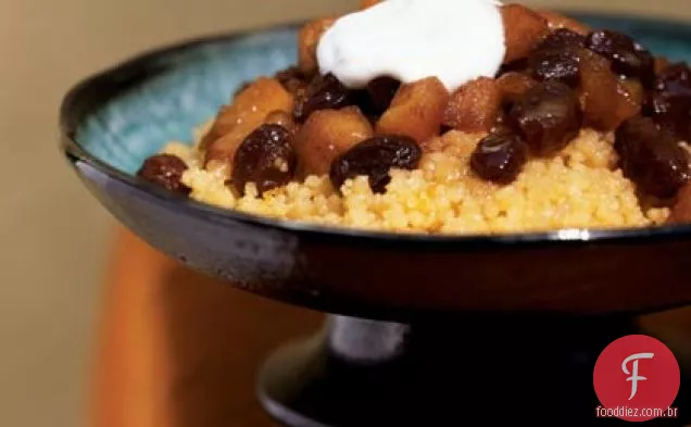 Cuscuz com cobertura de maçã e gengibre e molho de laranja