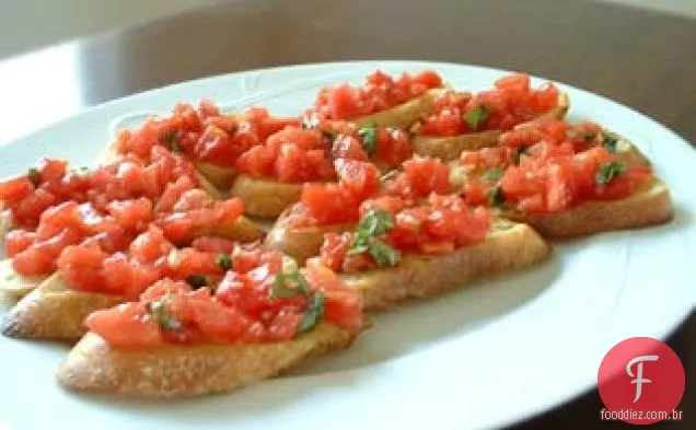 Bruschetta com tomate e manjericão