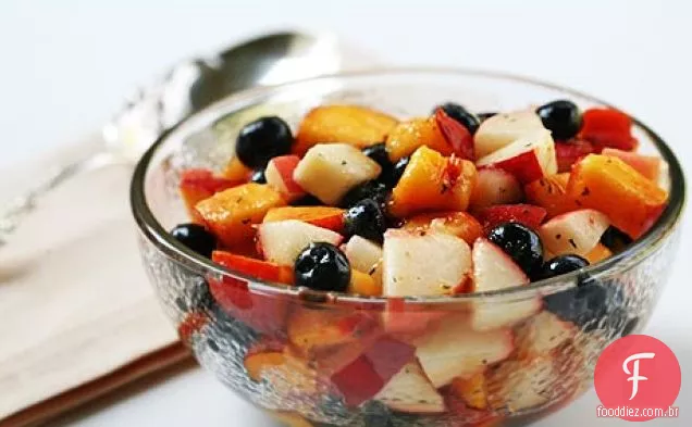 Salada de frutas de pêssego de mirtilo com tomilho