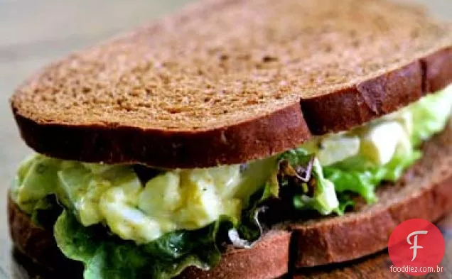 Sanduíche rápido e fácil da salada do ovo