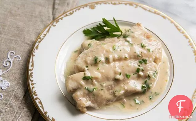 Bacalhau assado com molho de manteiga de limão e alho