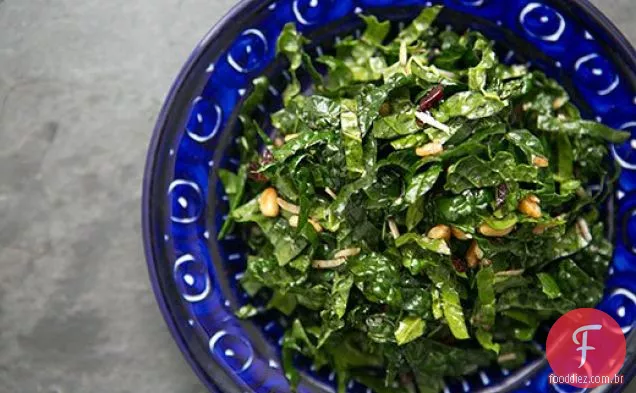 Salada de couve com balsâmico, pinhões e Parmesão