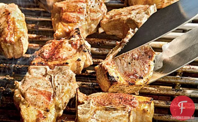 Costeletas de cordeiro grelhadas com molho Romesco