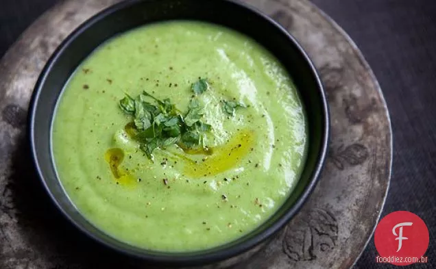Sopa de pastinaga com alho-poró e salsa