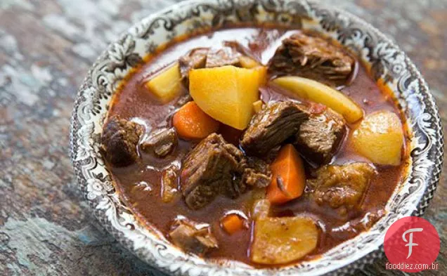 Ensopado de carne de costela curta com cerveja
