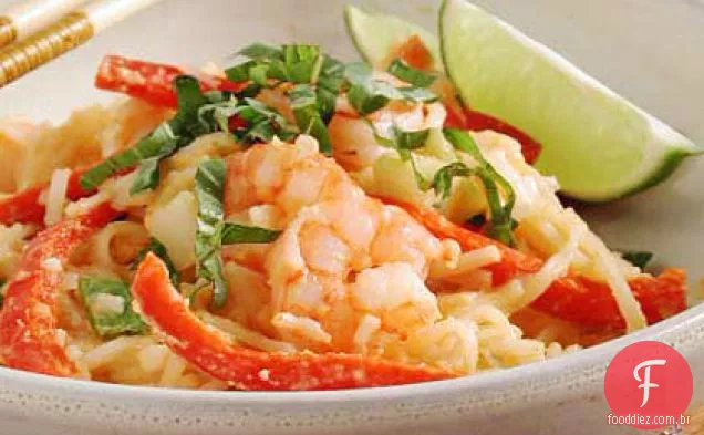 Macarrão tailandês com molho de amendoim