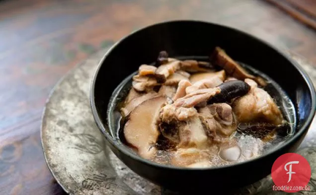 Sopa de galinha com gengibre e cogumelos Shiitake
