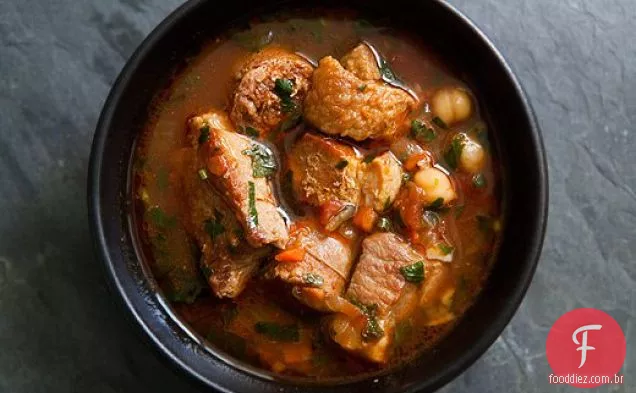 Ensopado de porco picante com grão de bico e Salsicha