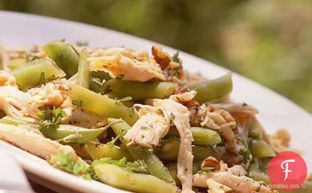 Salada de frango com feijão verde e nozes torradas