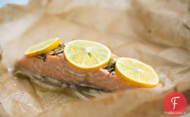 Salmão com Erva-Doce assado em pergaminho