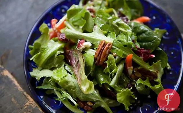 Salada verde mista com nozes, queijo de cabra e vinagrete de mostarda com mel