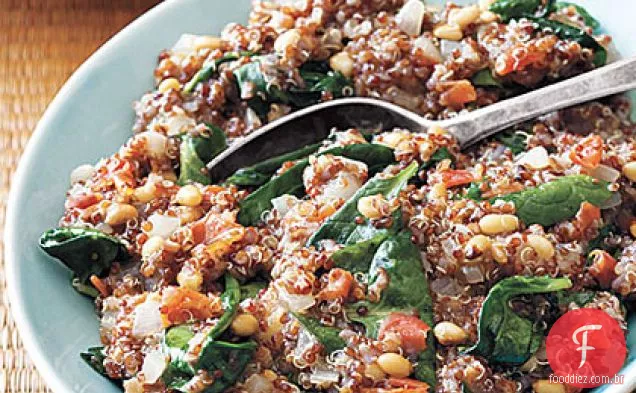 Pilaf de Quinoa vermelha com tomate, espinafre e pinhões