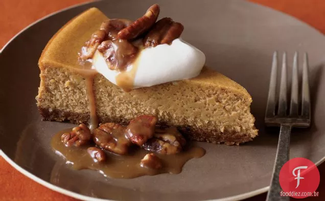Cheesecake de abóbora com cobertura de praliné de noz-pecã
