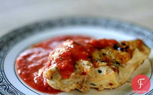 Estragão de frango grelhado com molho de tomate