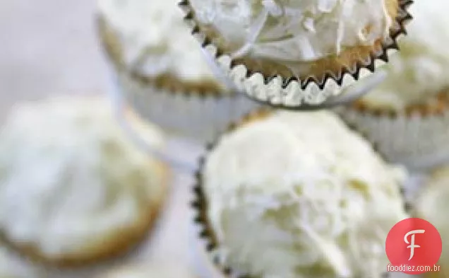 Cupcakes de coco com cobertura de queijo creme de coco