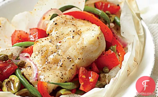Peixe e tomate assados em pergaminho
