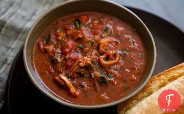 Calamari cozida com tomate