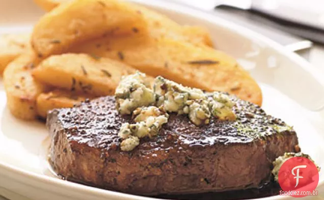 Bifes de lombo de carne grelhada com redução de cerveja escura e queijo azul