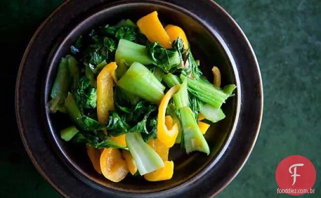 Baby Bok Choy com pimentão amarelo