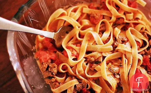Fettuccine com molho de salsicha Italiano de tomate cremoso