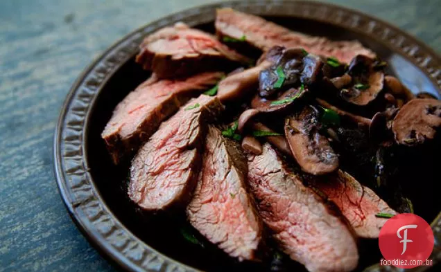 Bife de flanco grelhado com cogumelos
