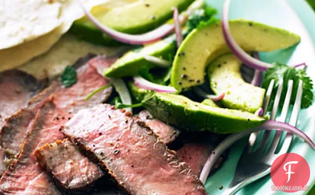 Bife grelhado com abacate e salada de cebola vermelha
