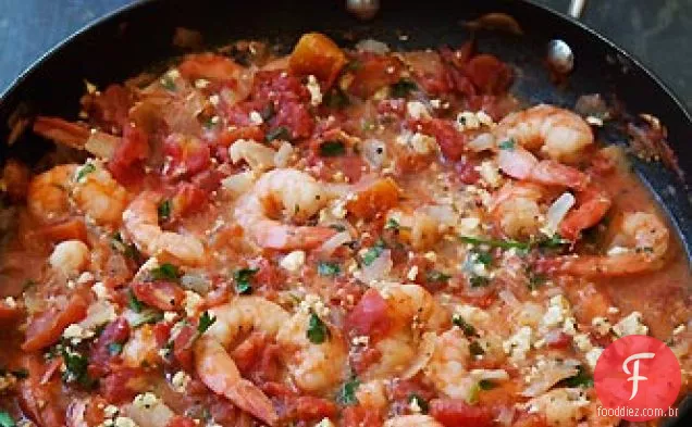 Camarão assado em molho de tomate Feta
