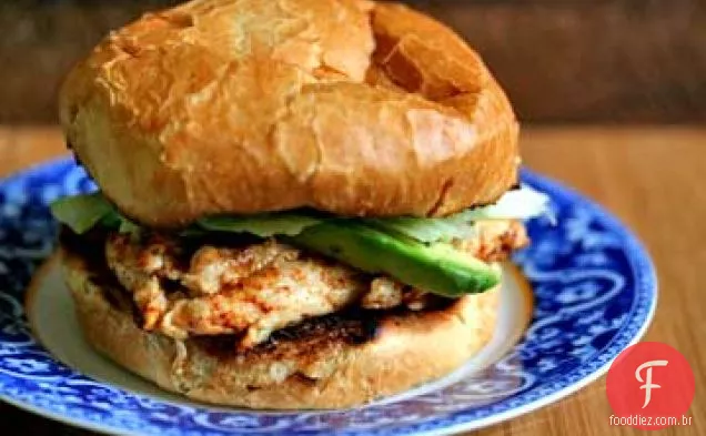 Frango grelhado Chipotle com sanduíche de abacate