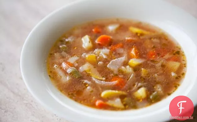 Sopa de legumes com manjericão doce