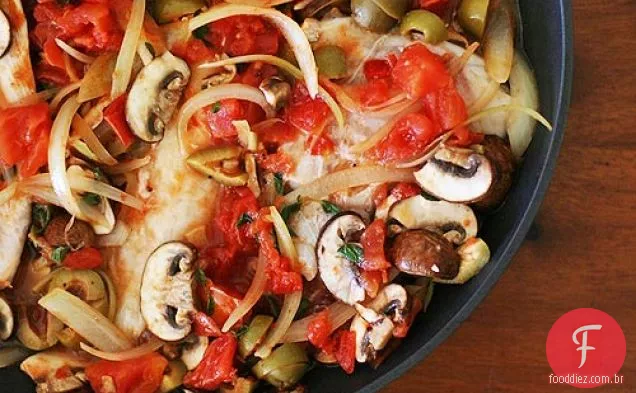 Tilápia com azeitonas, cogumelos e tomates