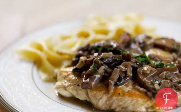 Frango com molho cremoso de sálvia cogumelo