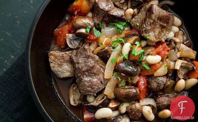Ensopado de carne rápida com cogumelos e Feijão Branco
