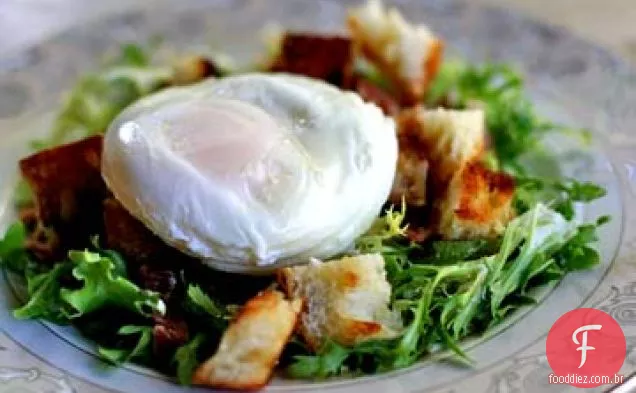 Salada de ovo escalfado e Bacon-salada Lyonnaise