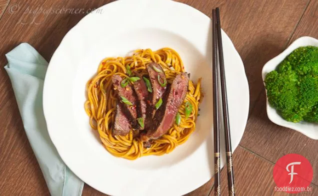 Carne grelhada ao estilo tailandês com macarrão